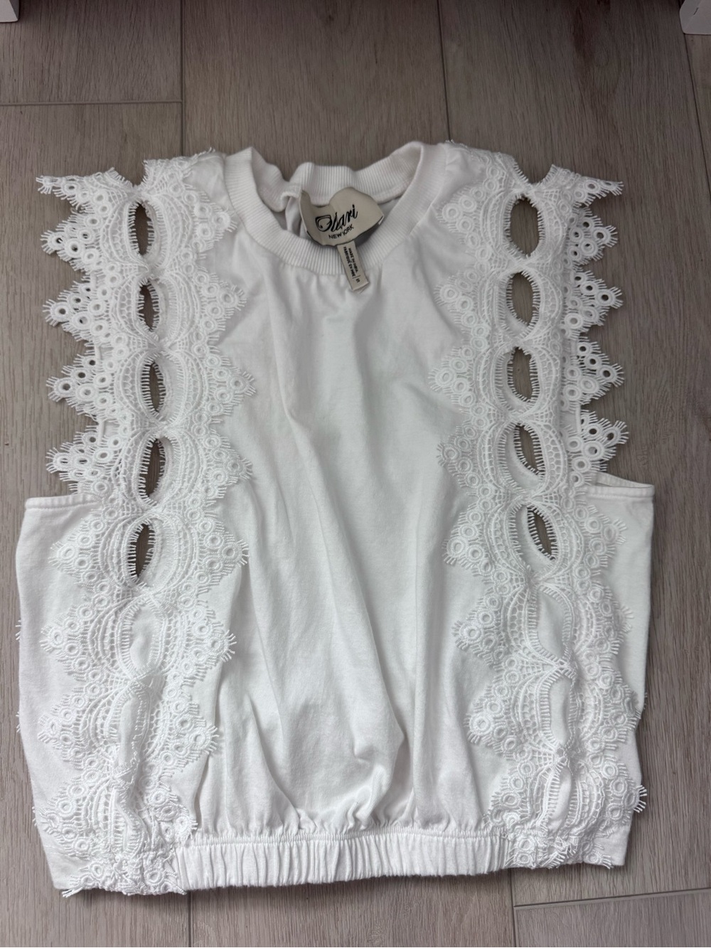 Sleeveless White Lace-Trim Elastic Hem Tank Top. Anthropologie